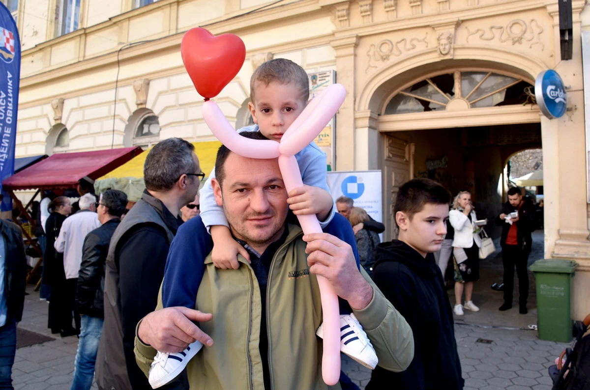 Svečani mimohod povijesnih postrojbi obogatio obilježavanje Dana grada Požege