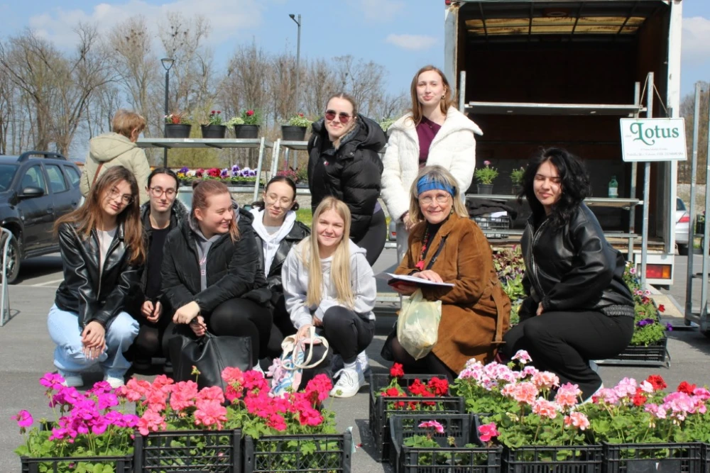 Studenti obišli požešku tržnicu: ’Boje, oblici, mirisi i okusi ljude privlače na tržnicu’