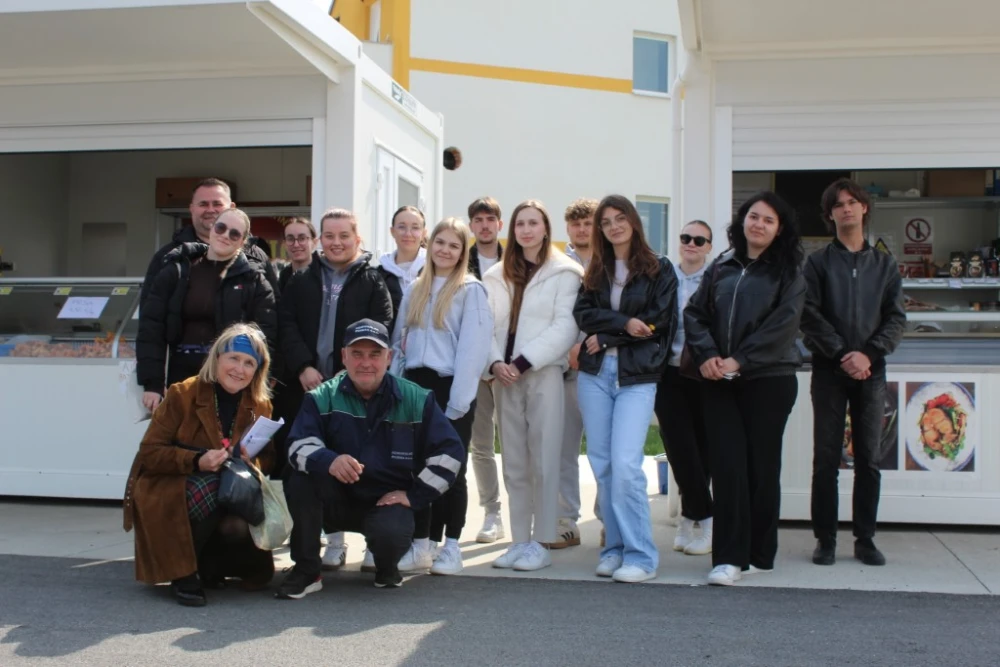 Studenti obišli požešku tržnicu: ’Boje, oblici, mirisi i okusi ljude privlače na tržnicu’