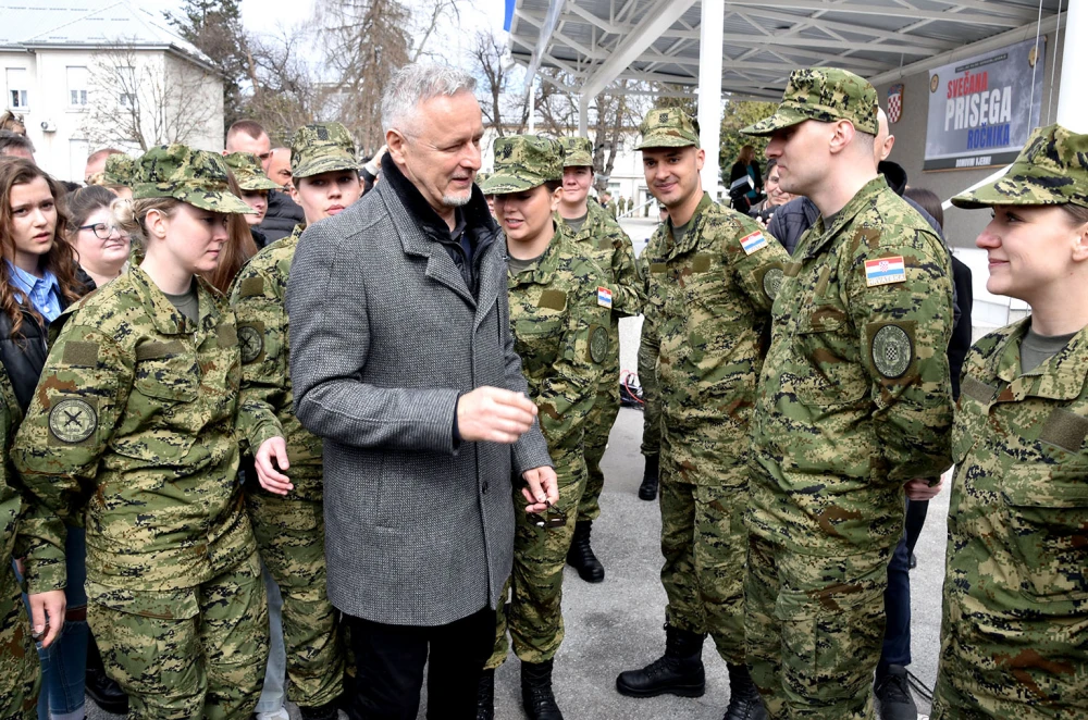 Thompson ukrao pažnju na prisezi: Ponosni otac u prvom planu!