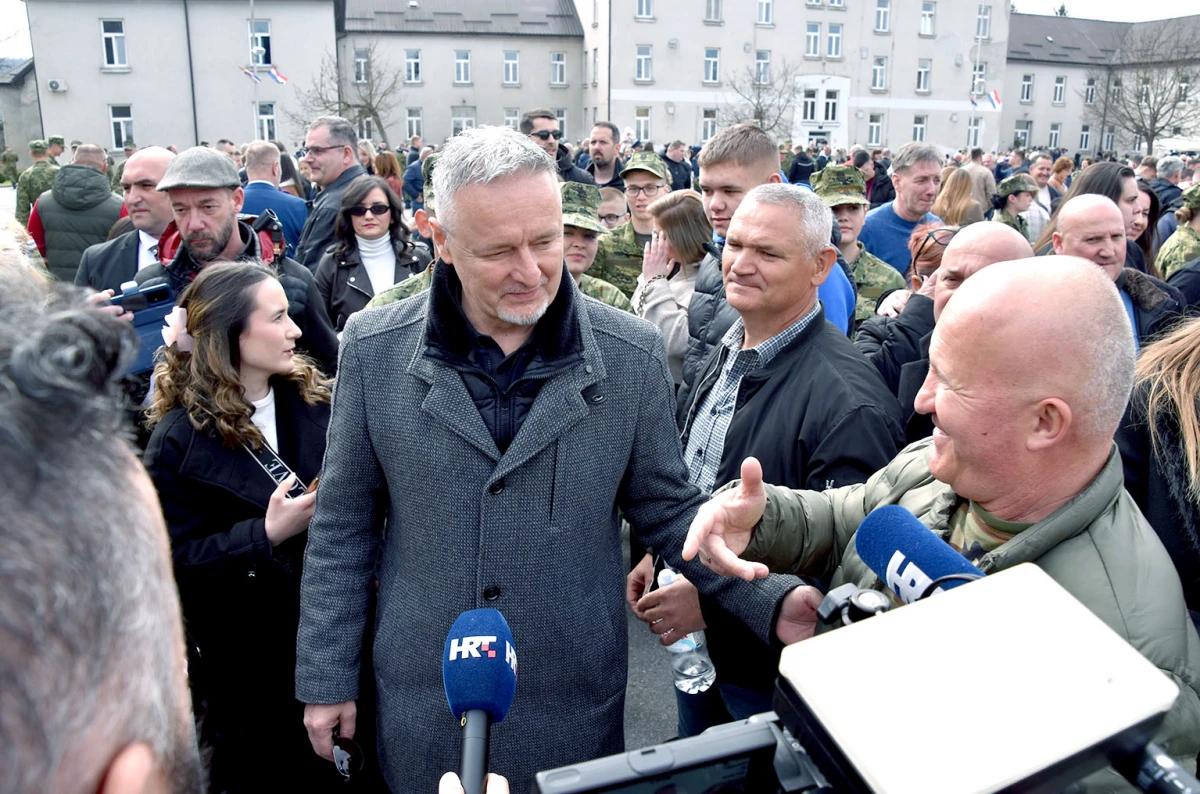 Thompson ukrao pažnju na prisezi: Ponosni otac u prvom planu!