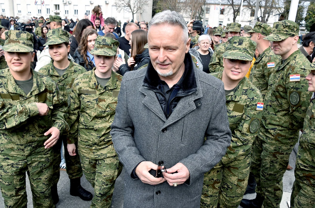 Thompson ukrao pažnju na prisezi: Ponosni otac u prvom planu!