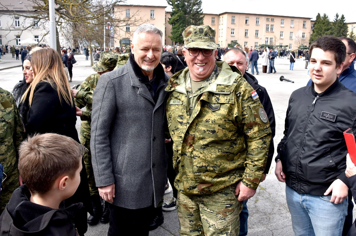 Thompson ukrao pažnju na prisezi: Ponosni otac u prvom planu!