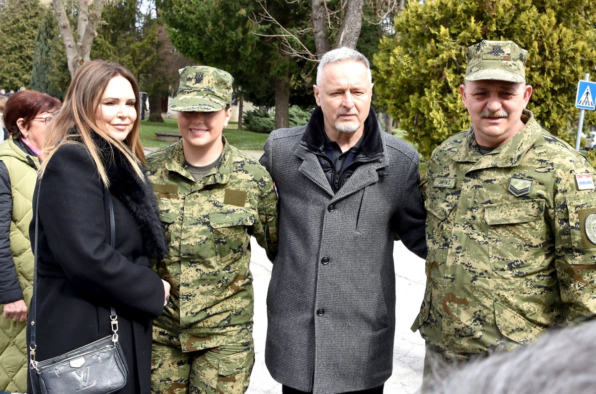 Thompson ukrao pažnju na prisezi: Ponosni otac u prvom planu!