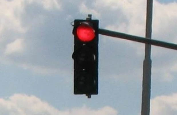 Pod utjecajem alkohola od 1,12 promila upravljao osobnim automobilom i prošao kroz crveno svjetlo