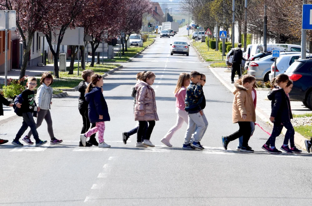 Mališani iz „Grozdića“ iskoristili proljetni dan: Osmijesi na kutjevačkim ulicama