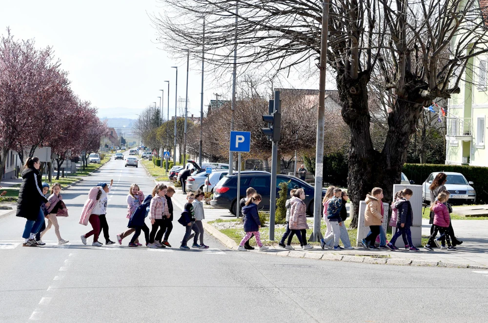 Mališani iz „Grozdića“ iskoristili proljetni dan: Osmijesi na kutjevačkim ulicama