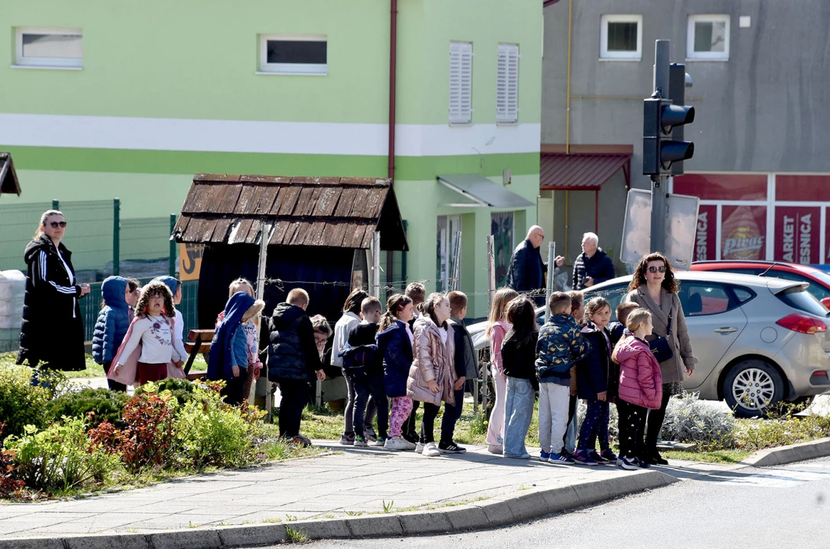 Mališani iz „Grozdića“ iskoristili proljetni dan: Osmijesi na kutjevačkim ulicama