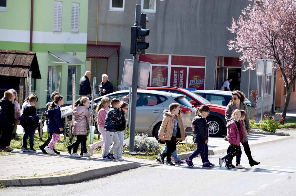 Mališani iz „Grozdića“ iskoristili proljetni dan: Osmijesi na kutjevačkim ulicama