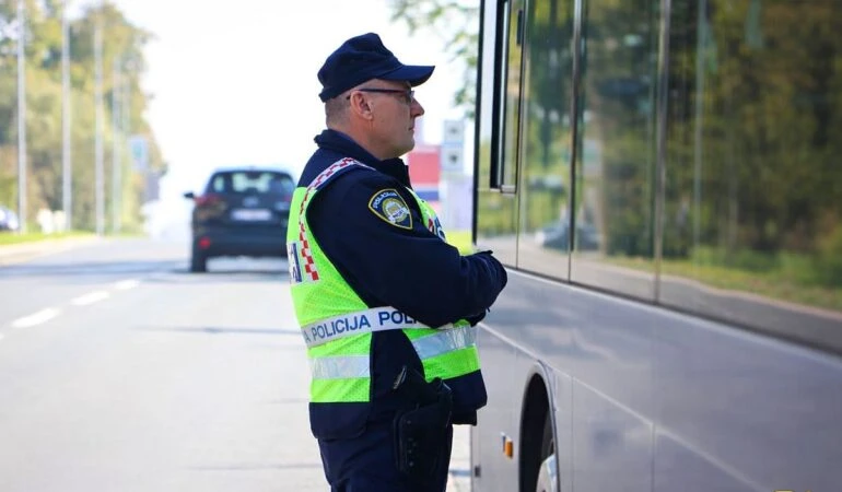 Zaustavljen autobus bez dozvole i osiguranja: nije registriran još od 2020.