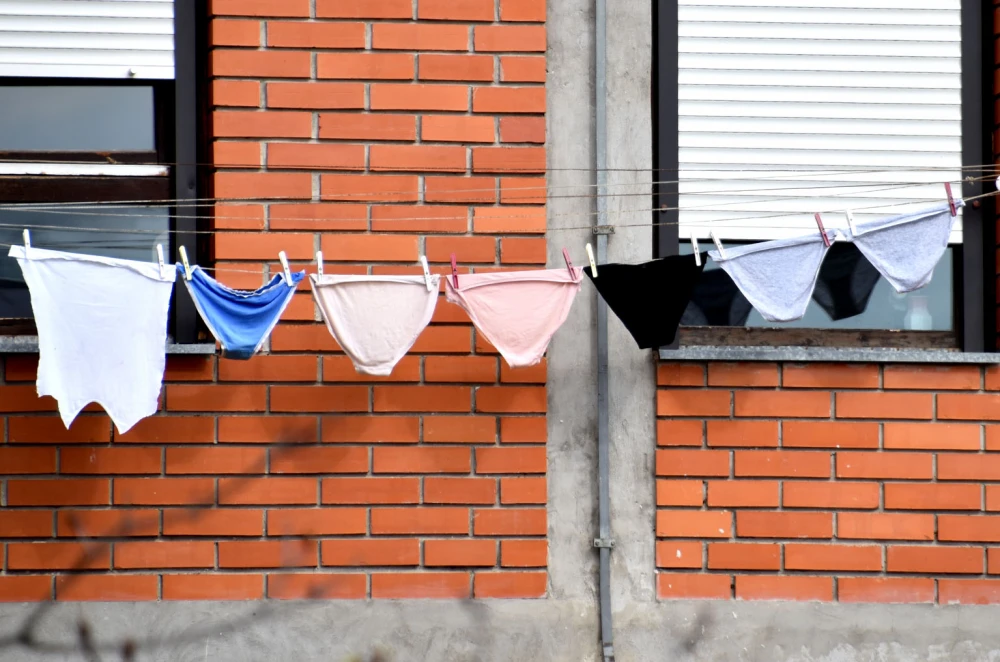 BORBA S VREMENOM: Požežanka požurila raširiti rublje prije kiše, vjetar imao druge planove