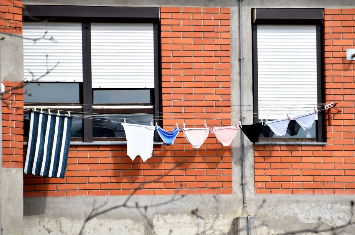 BORBA S VREMENOM: Požežanka požurila raširiti rublje prije kiše, vjetar imao druge planove