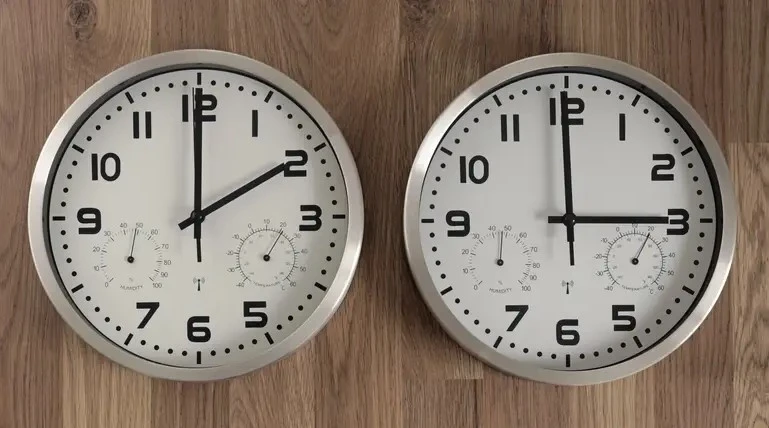 Ne zaboravite pomaknuti sat! Evo zašto se ove godine pomiče ranije i kako lakše preživjeti