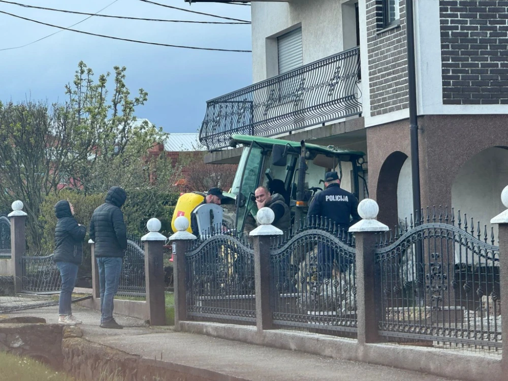 Traktor se zabio u kuću, završio gotovo u dnevnom boravku