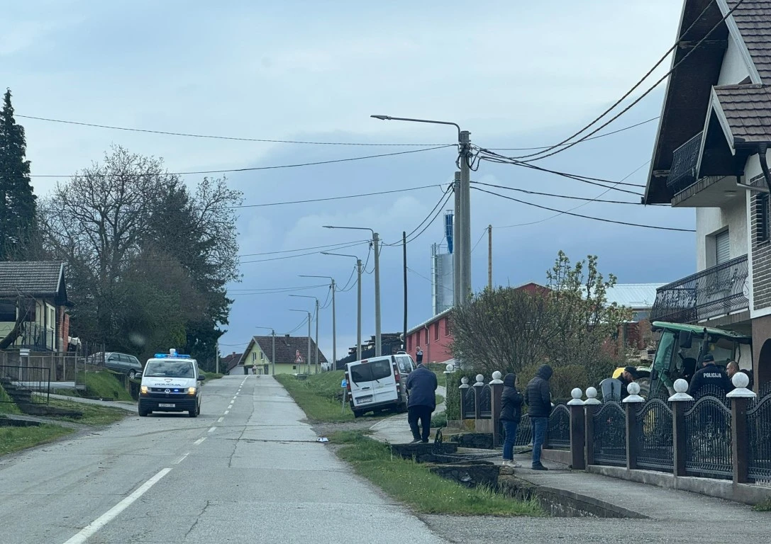 Traktor se zabio u kuću, završio gotovo u dnevnom boravku