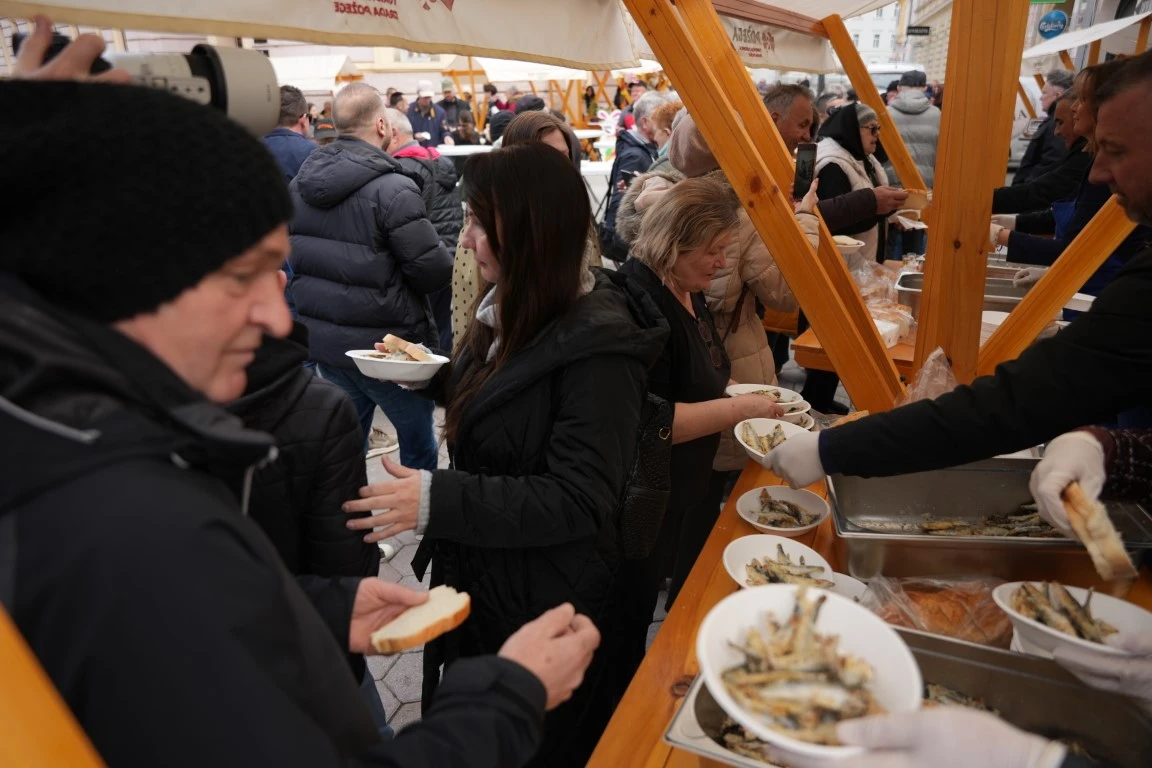 Poznata lica u podjeli girica na Veliki petak