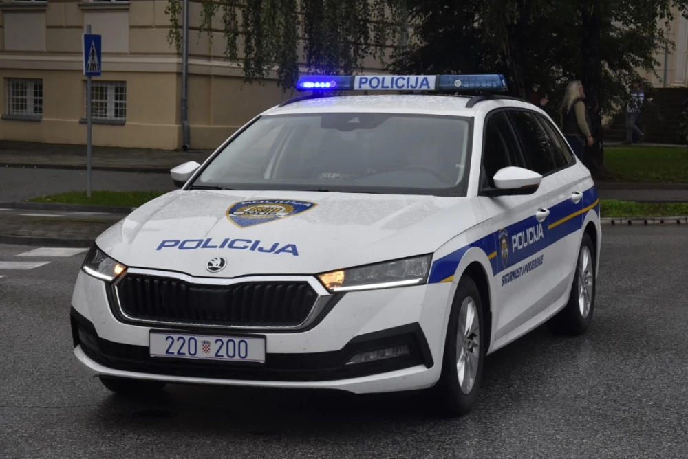 Divlja vožnja kroz grad: Bježao policiji, prošao kroz crveno, izazvao sudar...