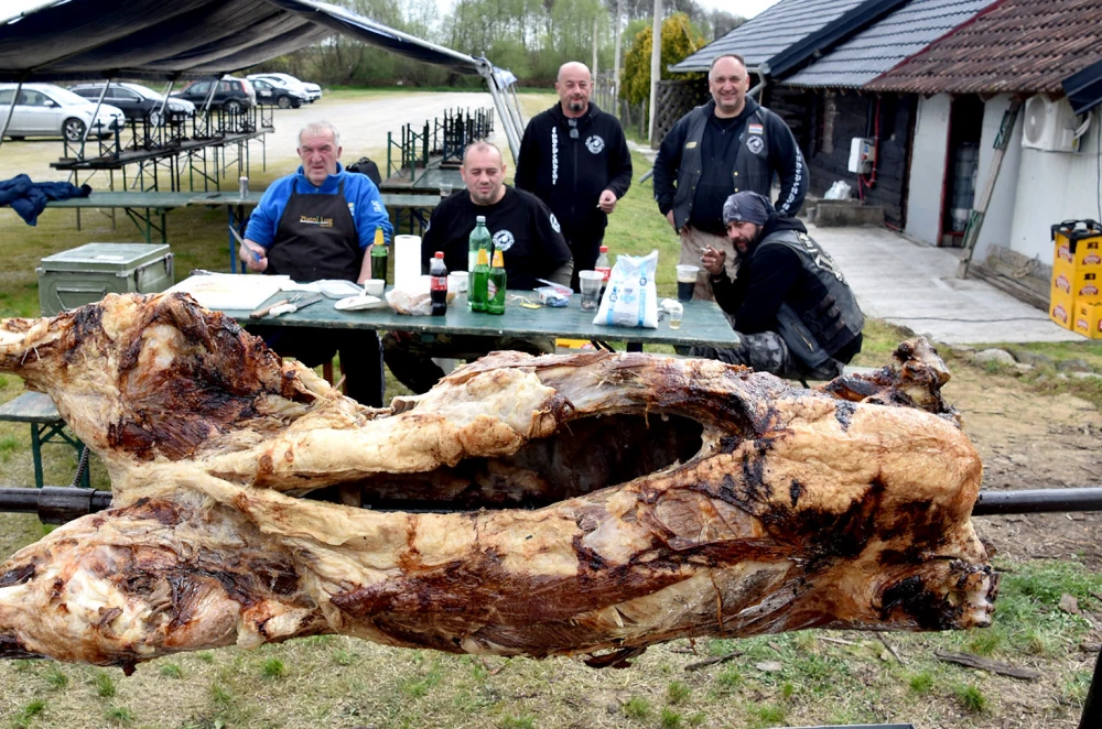 MIRIS DELICIJA ŠIRI SE EMINOVCIMA: Gastronomski spektakl uz vola na ražnju u čast 20 godina MK Independente 
