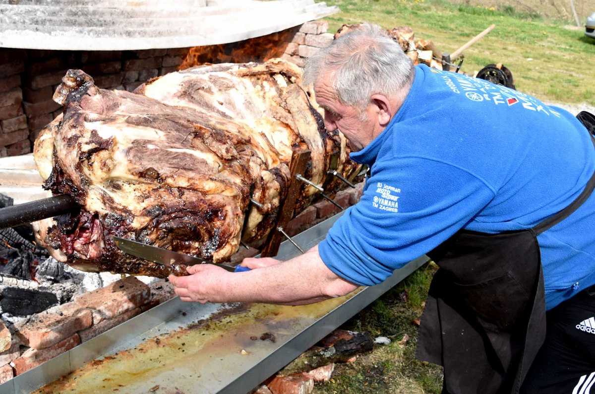 MIRIS DELICIJA ŠIRI SE EMINOVCIMA: Gastronomski spektakl uz vola na ražnju u čast 20 godina MK Independente 