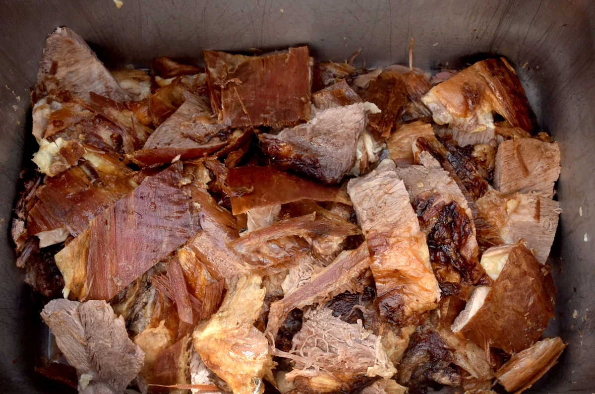 MIRIS DELICIJA ŠIRI SE EMINOVCIMA: Gastronomski spektakl uz vola na ražnju u čast 20 godina MK Independente 