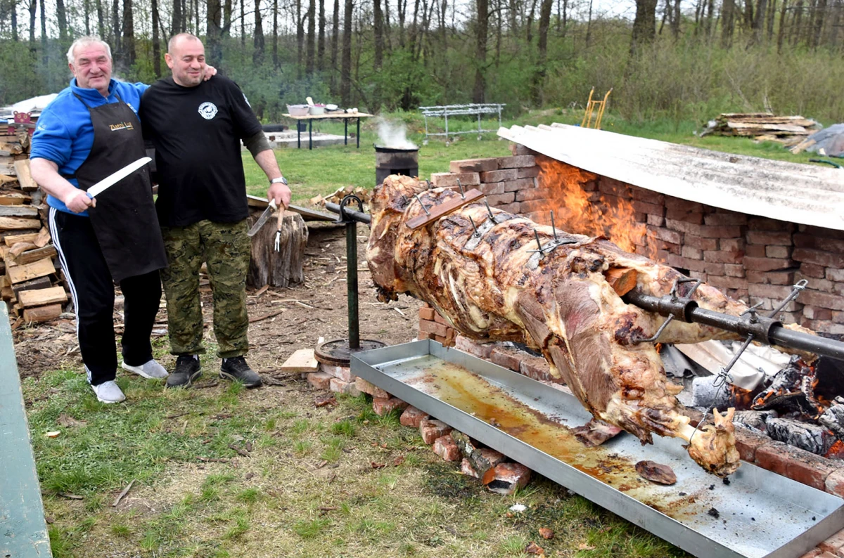 MIRIS DELICIJA ŠIRI SE EMINOVCIMA: Gastronomski spektakl uz vola na ražnju u čast 20 godina MK Independente 