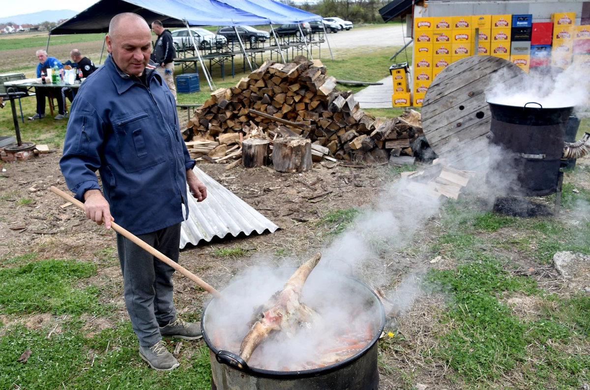MIRIS DELICIJA ŠIRI SE EMINOVCIMA: Gastronomski spektakl uz vola na ražnju u čast 20 godina MK Independente 