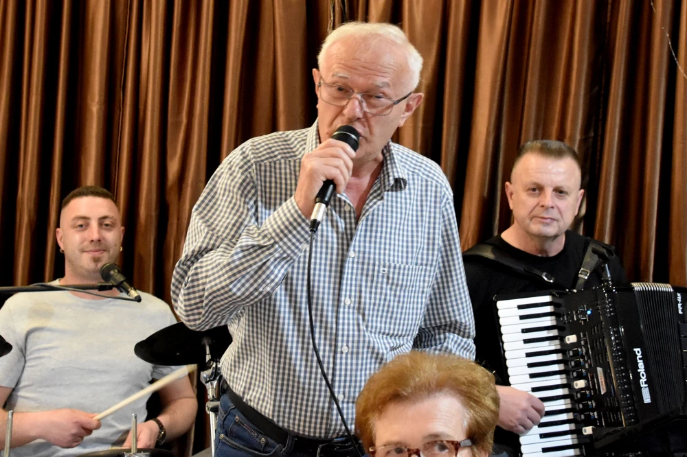 RASPLESANA SUBOTA U POŽEGI: Uz grupu Gold zabava u dvorani Luki potrajala do sitnih sati