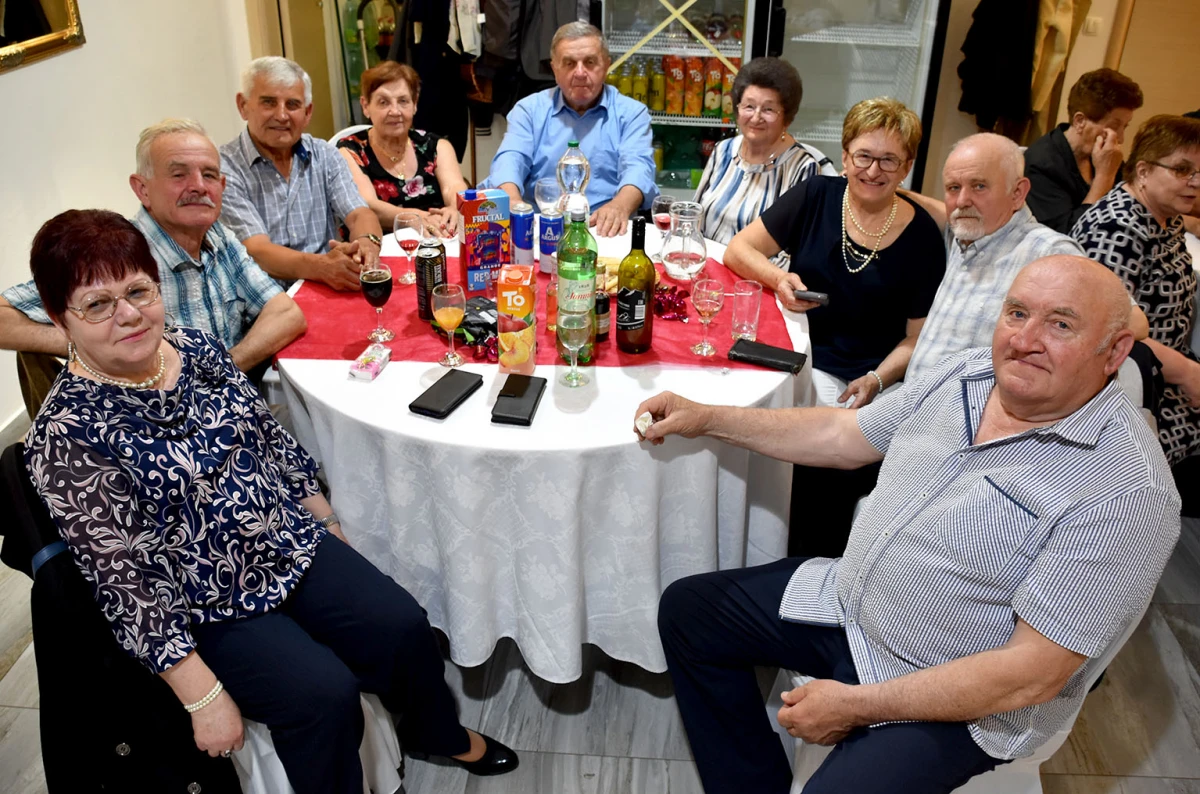 RASPLESANA SUBOTA U POŽEGI: Uz grupu Gold zabava u dvorani Luki potrajala do sitnih sati