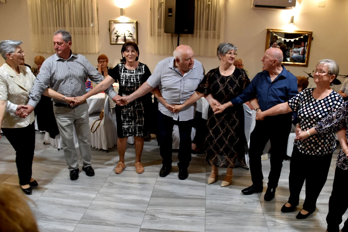 RASPLESANA SUBOTA U POŽEGI: Uz grupu Gold zabava u dvorani Luki potrajala do sitnih sati