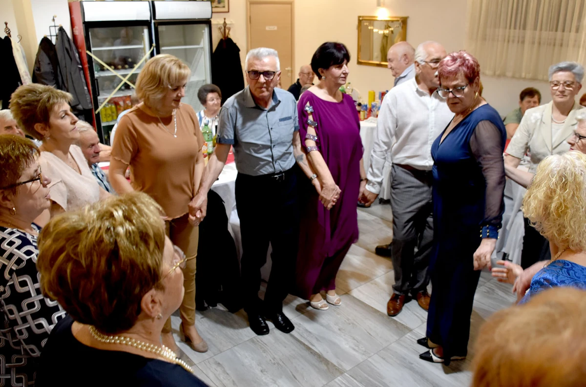 RASPLESANA SUBOTA U POŽEGI: Uz grupu Gold zabava u dvorani Luki potrajala do sitnih sati