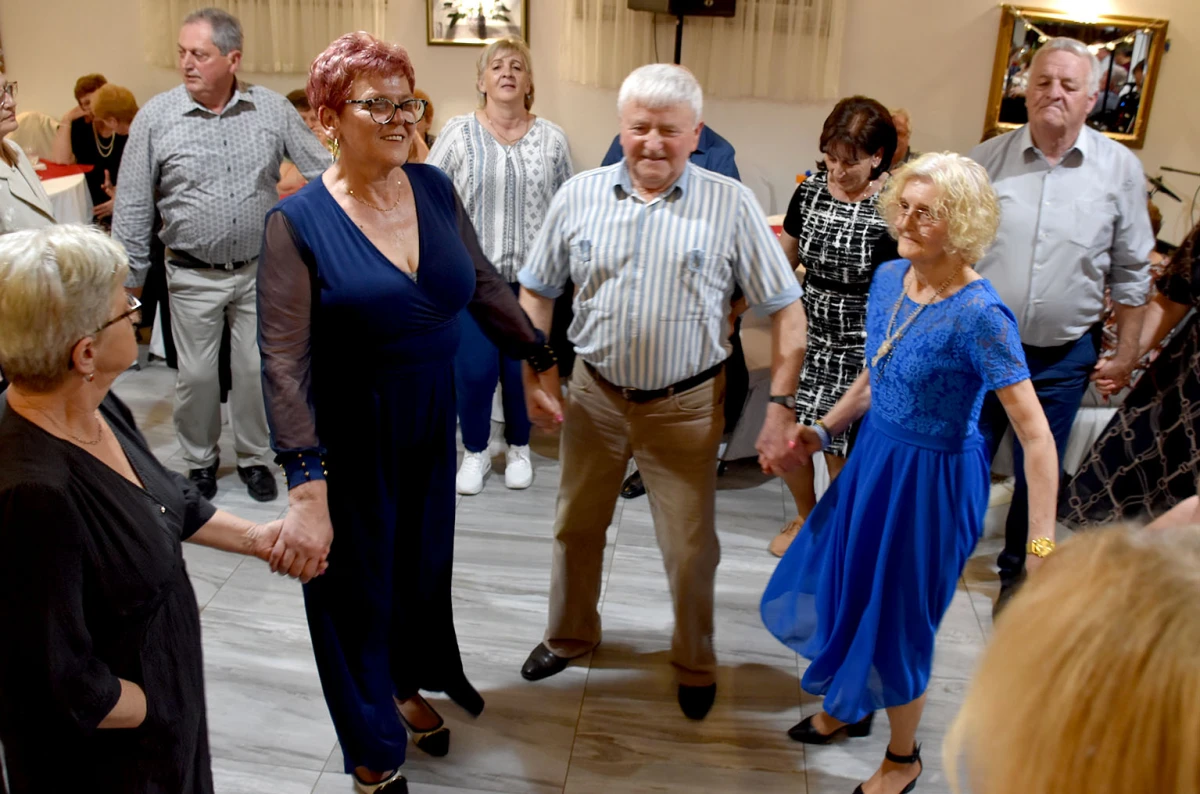 RASPLESANA SUBOTA U POŽEGI: Uz grupu Gold zabava u dvorani Luki potrajala do sitnih sati