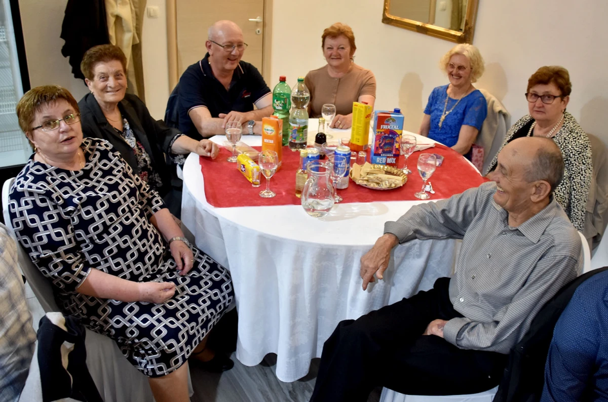 RASPLESANA SUBOTA U POŽEGI: Uz grupu Gold zabava u dvorani Luki potrajala do sitnih sati