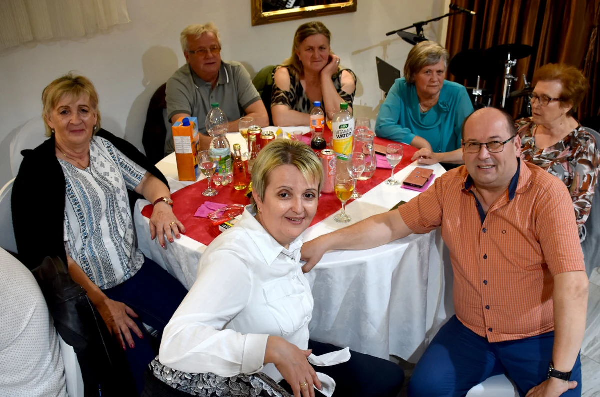 RASPLESANA SUBOTA U POŽEGI: Uz grupu Gold zabava u dvorani Luki potrajala do sitnih sati