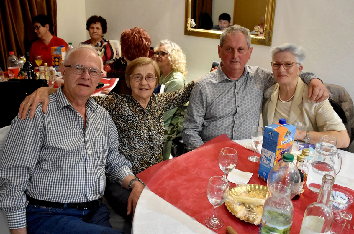 RASPLESANA SUBOTA U POŽEGI: Uz grupu Gold zabava u dvorani Luki potrajala do sitnih sati