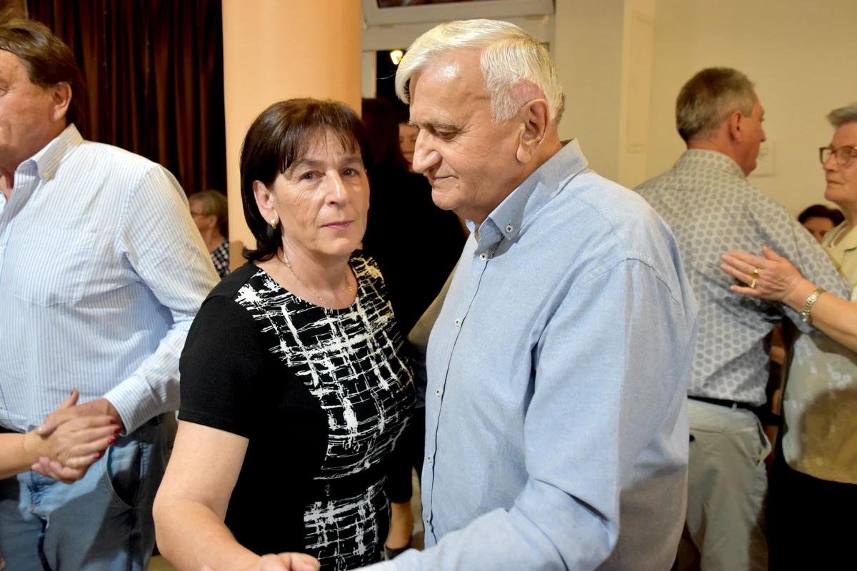 RASPLESANA SUBOTA U POŽEGI: Uz grupu Gold zabava u dvorani Luki potrajala do sitnih sati