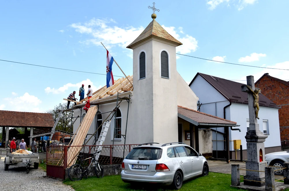 VELIKA OBNOVA U RAMANOVCIMA: Mještani i volonteri uređuju kapelu Sv. Jelene za zlatni jubilej