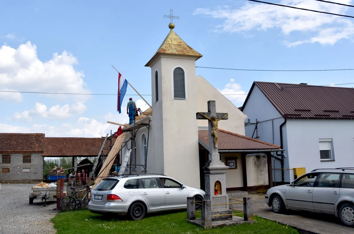 VELIKA OBNOVA U RAMANOVCIMA: Mještani i volonteri uređuju kapelu Sv. Jelene za zlatni jubilej