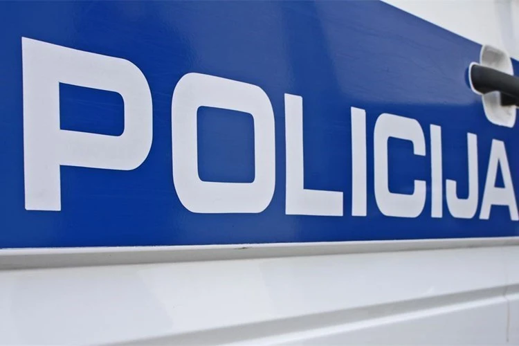 Policajac izvan službe fizički napao mladića u Jakšiću