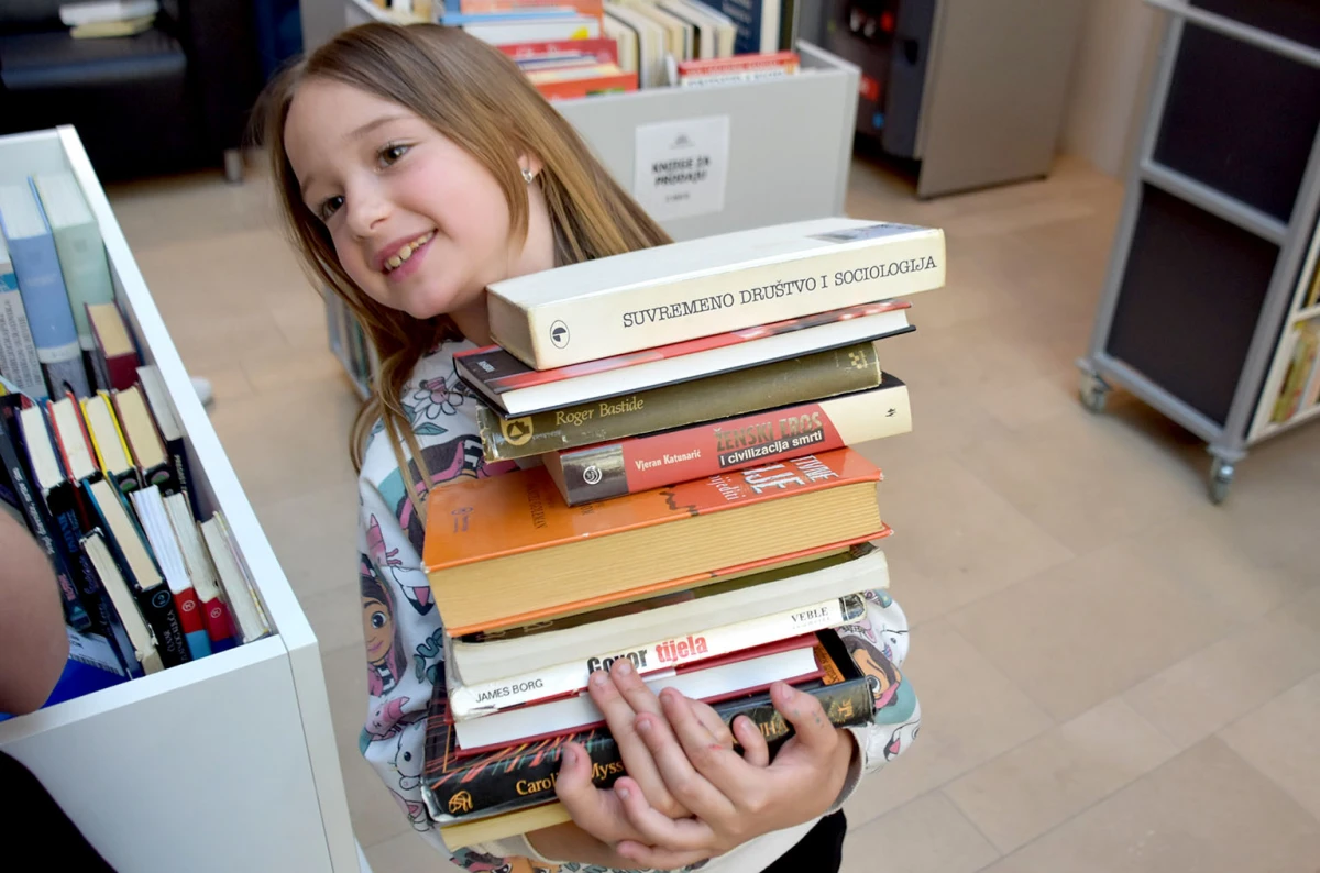 Poezija, glazba i izložbe: Noć knjige u Požegi privukla velik interes građana