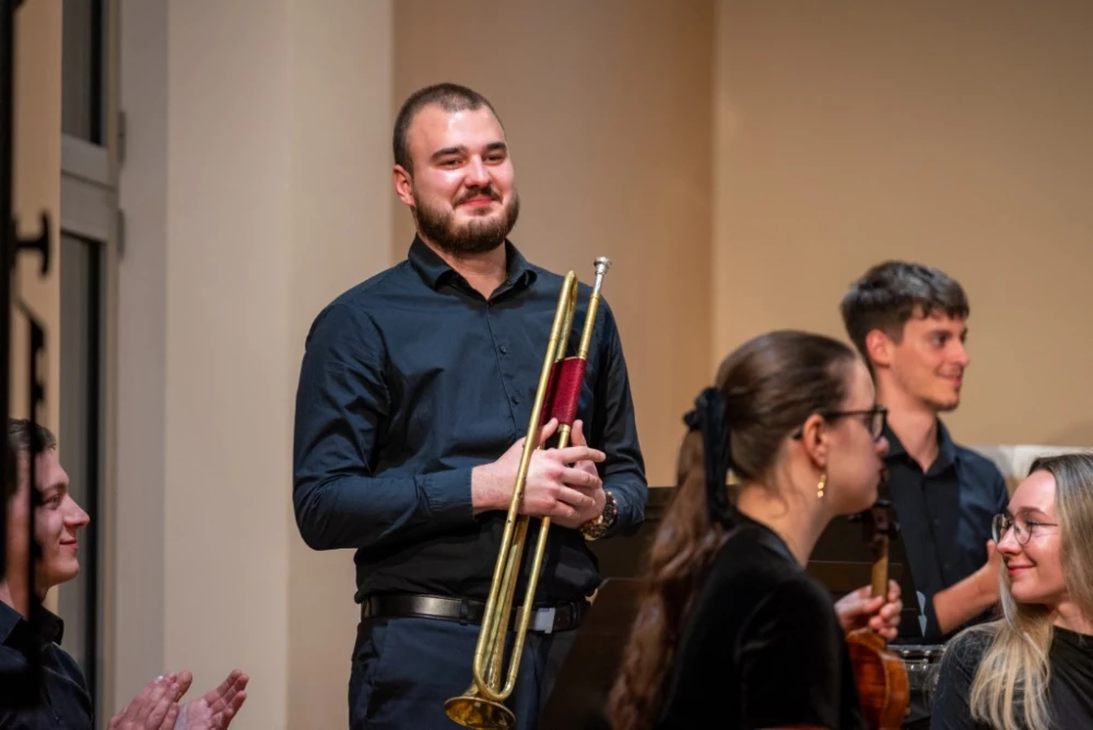 Glazbena večer u Požegi: Studenti Muzičke akademije i maestro Tarbuk oduševili izvedbom Mozarta