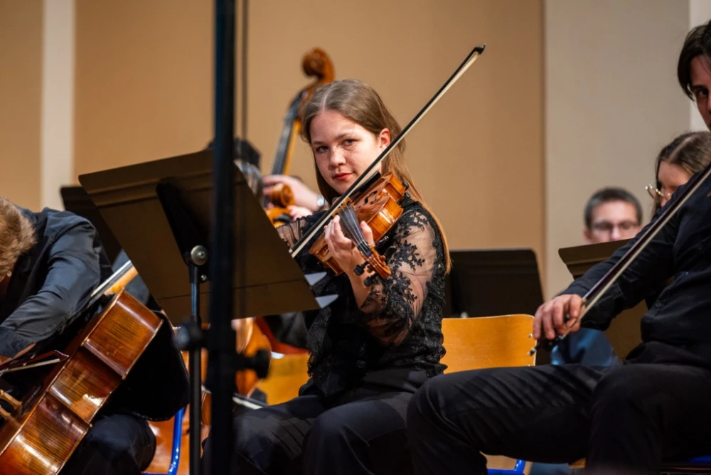 Glazbena večer u Požegi: Studenti Muzičke akademije i maestro Tarbuk oduševili izvedbom Mozarta