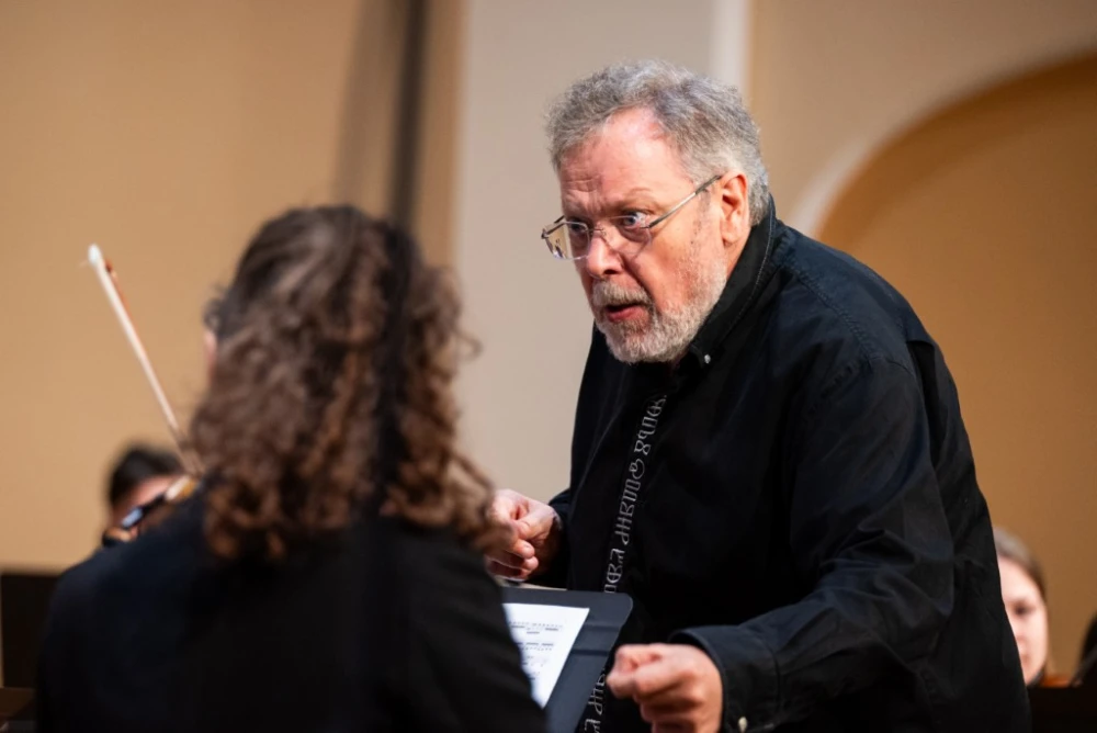 Glazbena večer u Požegi: Studenti Muzičke akademije i maestro Tarbuk oduševili izvedbom Mozarta
