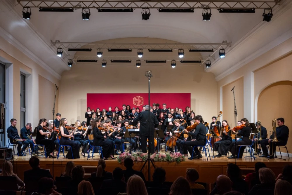 Glazbena večer u Požegi: Studenti Muzičke akademije i maestro Tarbuk oduševili izvedbom Mozarta