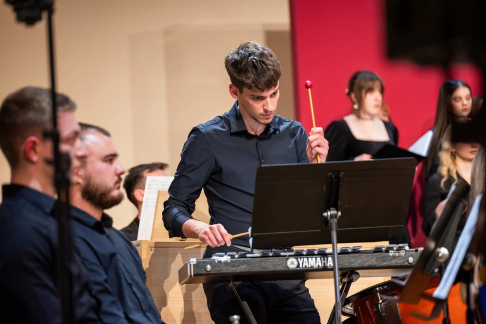Glazbena večer u Požegi: Studenti Muzičke akademije i maestro Tarbuk oduševili izvedbom Mozarta