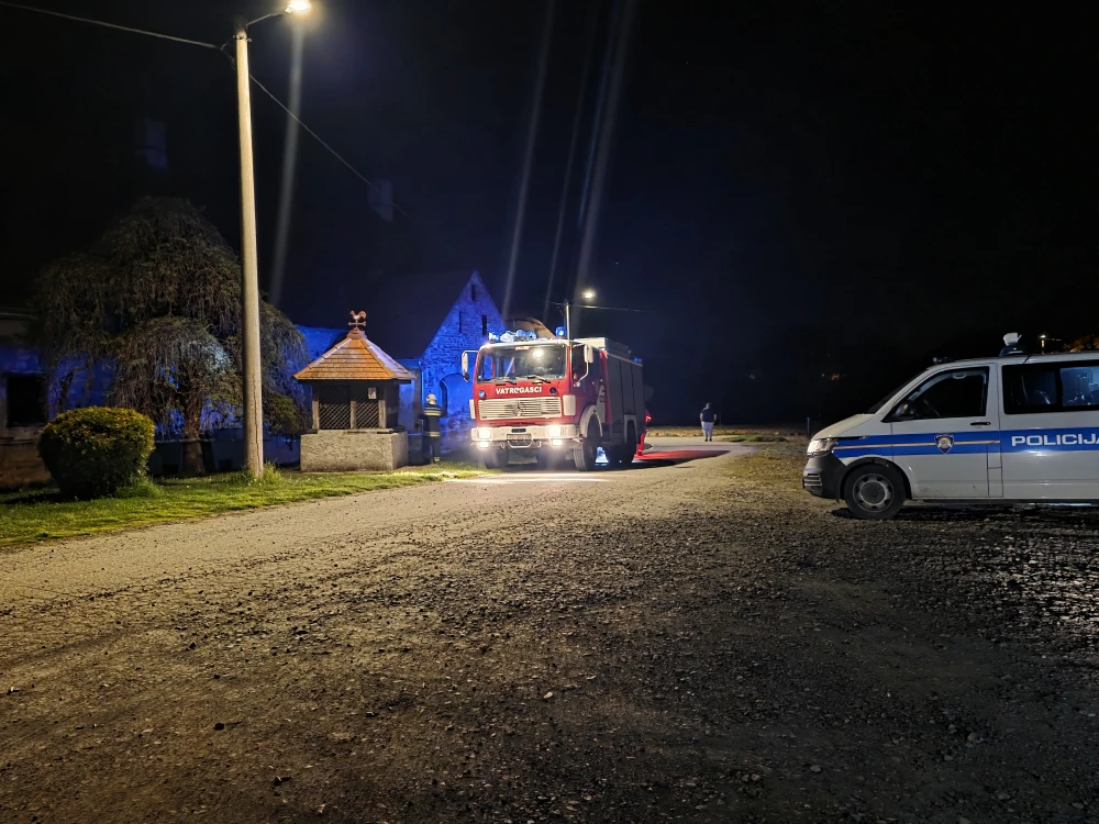 Noćni požar u Kuzmici: Vatra zahvatila unutrašnjost dvorca