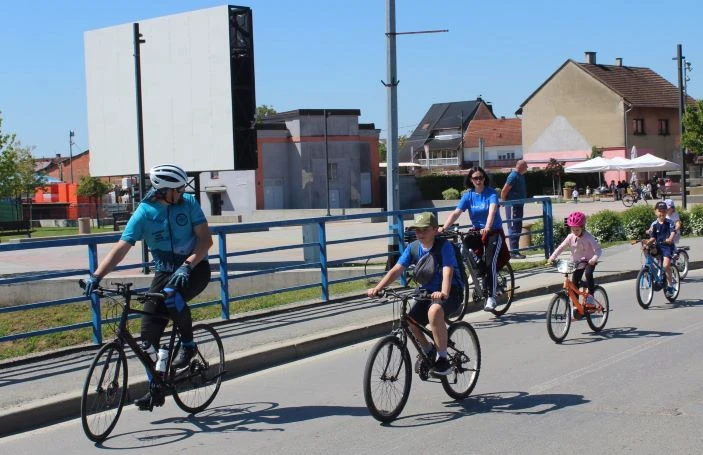 FOTOZABILJEŠKA: Start Biciklijade s Trga bećarca na putu do Zarilca