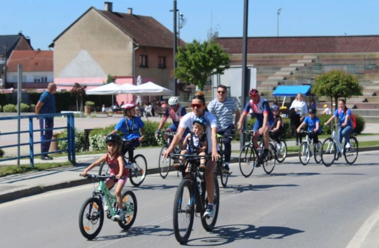 FOTOZABILJEŠKA: Start Biciklijade s Trga bećarca na putu do Zarilca