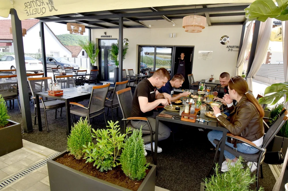 Otvorena terasa koja mijenja jutra u Požegi: Kava, brunch i slavonski doručak