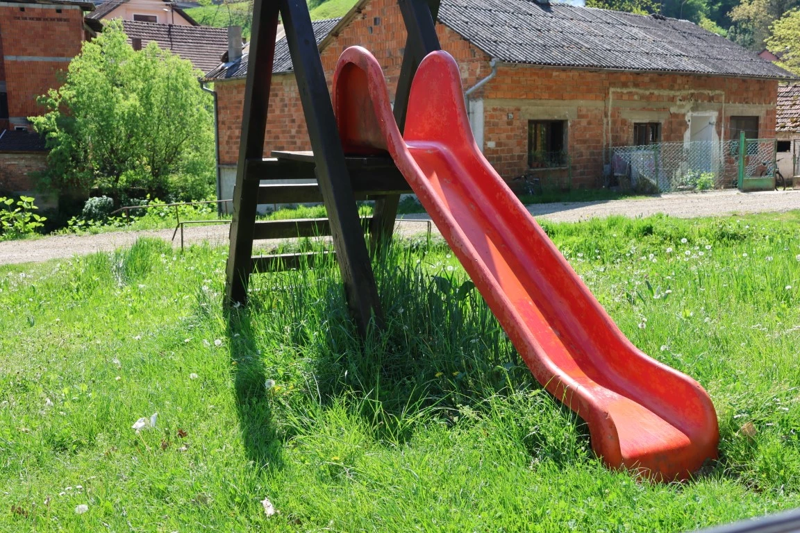 Direktorica gradskog poduzeća prima gotovo 3.200 eura plaće, a Požega zarasta u travu!