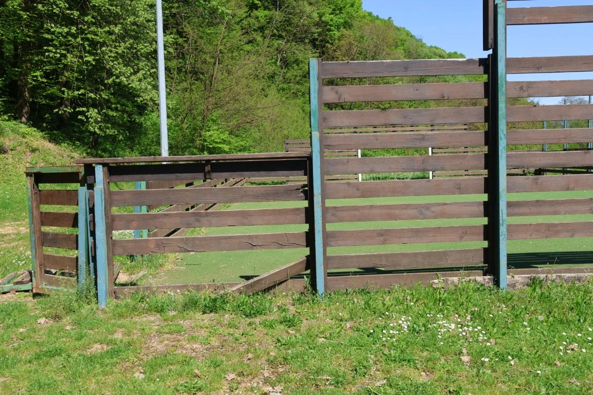 Direktorica gradskog poduzeća prima gotovo 3.200 eura plaće, a Požega zarasta u travu!